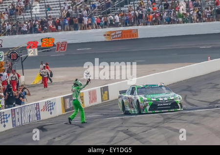 Loudon, NH, USA. 19. Juli 2015. Kyle Busch (18) gewinnt die 5 Stunden Energie 301 auf dem New Hampshire Motor Speedway in Loudon, NH. Bildnachweis: Csm/Alamy Live-Nachrichten Stockfoto