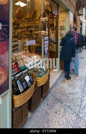 Salumeria Ladenfront in Verona, Italien Stockfoto