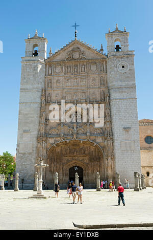 VALLADOLID, Spanien - 19. Juli 2015: Menschen vor St. Paul Church am Plaza de San Pablo in Valladolid, Spanien Stockfoto