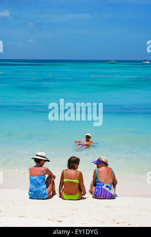 Senioren Entspannung am Strand von Aruba Stockfoto