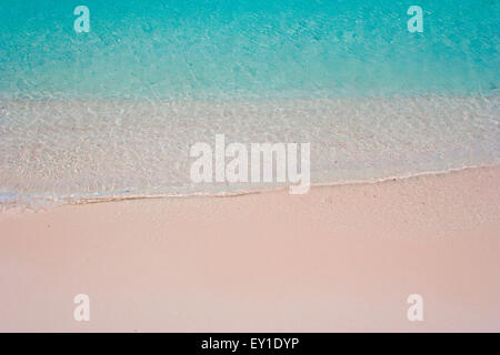 Sanfte Wellen brechen sich am Sandstrand in Aruba Stockfoto