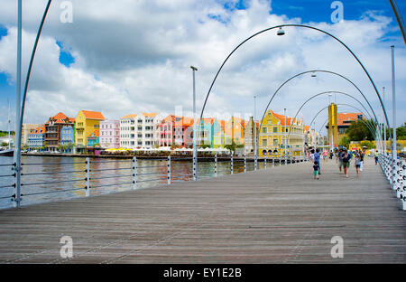 Schwimmende Ponton-Brücke über die Sint Anna Bay von Willemstad Stockfoto