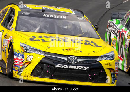 Loudon, NH, USA. 19. Juli 2015. Matt Kenseth (20) gratuliert seinem Teamkollegen Kyle Busch (18) nach dem Gewinn der 5-stündigen Energie 301 auf dem New Hampshire Motor Speedway in Loudon, NH. Bildnachweis: Csm/Alamy Live-Nachrichten Stockfoto