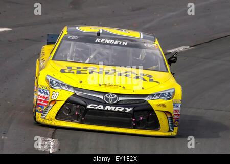 Loudon, NH, USA. 19. Juli 2015. Matt Kenseth (20) gratuliert seinem Teamkollegen Kyle Busch (18) nach dem Gewinn der 5-stündigen Energie 301 auf dem New Hampshire Motor Speedway in Loudon, NH. Bildnachweis: Csm/Alamy Live-Nachrichten Stockfoto