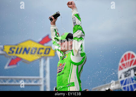 Loudon, NH, USA. 19. Juli 2015. Kyle Busch (18) feiert Sieg lag nach dem Gewinn der 5-stündigen Energie 301 auf dem New Hampshire Motor Speedway in Loudon, NH. Bildnachweis: Csm/Alamy Live-Nachrichten Stockfoto