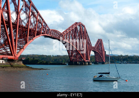 Die Forth Rail Bridge über den Firth of Forth, von North Queensferry, in der Nähe von Edinburgh, Scotland, UK Stockfoto