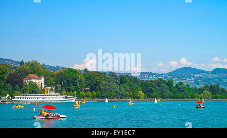 Rote Catamaranas und andere Wassertransport in Genfer See in Lausanne im Sommer Stockfoto