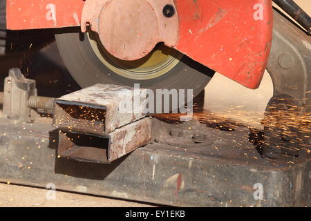 ein Metall und Stahl mit zusammengesetzten Gehrung schneiden sah mit scharfen, Runde Klinge Stockfoto