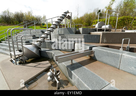 Archimedes Screw und andere Funktionen im Bereich Wasser spielen im Park bei Falkirk Wheel, Falkirk, Schottland, UK Stockfoto