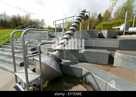 Archimedes Screw im Bereich Wasser spielen im Park bei Falkirk Wheel, Falkirk, Schottland, UK Stockfoto