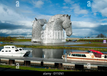 Die Kelpies, eine Skulptur von Andy Scott, Forth & Clyde Canal im The Helix-Park, in der Nähe von Falkirk, Schottland, Vereinigtes Königreich Stockfoto