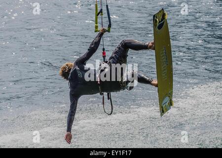 Starker Wind zum Kitesurfen am Achensee Lake Stockfoto