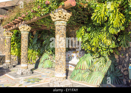 Der künstlerische La Glorieta Park in La Palma. Das Design ist stark beeinflusst von Gaudi in Kombination mit einheimischen Pflanzen der Insel. Stockfoto