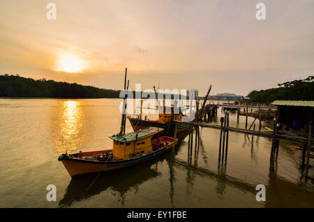 Silhouette der Holzsteg bei Sonnenuntergang, Esplanade Kuantan Stockfoto