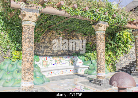 Der künstlerische La Glorieta Park in La Palma. Das Design ist stark beeinflusst von Gaudi in Kombination mit einheimischen Pflanzen der Insel. Stockfoto