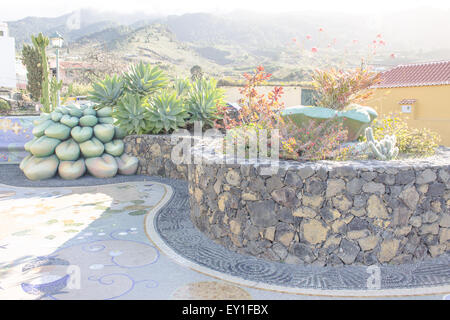 Der künstlerische La Glorieta Park in La Palma. Das Design ist stark beeinflusst von Gaudi in Kombination mit einheimischen Pflanzen der Insel. Stockfoto