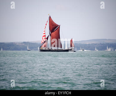 Die Themse Segeln Lastkahn Alice bei vollen Segeln auf dem Solent, England Stockfoto