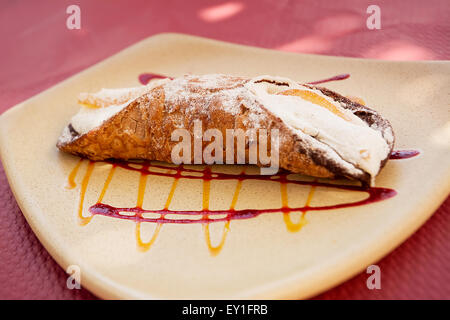 Süße typisch für Süditalien: sizilianische Cannoli Stockfoto