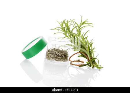 Frischer Rosmarin Kräuter und trockene Rosmarin Gewürz in Glas isoliert auf weißem Hintergrund. Gesunden aromatische Küchenkräuter. Stockfoto