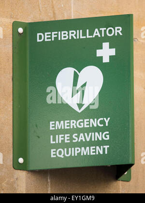 Ein Defibrillator-Zeichen. Defibrillatoren werden verwendet, um einen unregelmäßigen Herzschlag zu stabilisieren. und finden sich oft in den öffentlichen Bereichen. Stockfoto