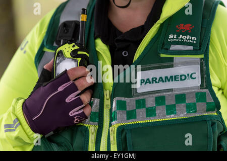 Eine Nahaufnahme von einem walisischen Sanitäter / Krankenwagen Arbeiter. Der walisische Rettungsdienst stehen unter Druck, Reaktionszeiten zu verbessern. Stockfoto