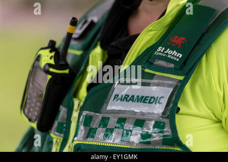 Eine Nahaufnahme von einem walisischen Sanitäter / Krankenwagen Arbeiter. Der walisische Rettungsdienst stehen unter Druck, Reaktionszeiten zu verbessern. Stockfoto