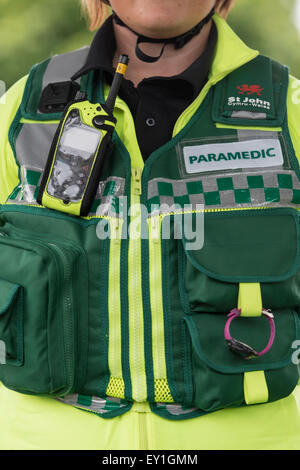 Eine Nahaufnahme von einem walisischen Sanitäter / Krankenwagen Arbeiter. Der walisische Rettungsdienst stehen unter Druck, Reaktionszeiten zu verbessern. Stockfoto