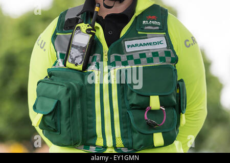 Eine Nahaufnahme von einem walisischen Sanitäter / Krankenwagen Arbeiter. Der walisische Rettungsdienst stehen unter Druck, Reaktionszeiten zu verbessern. Stockfoto