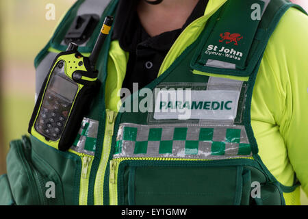 Eine Nahaufnahme von einem walisischen Sanitäter / Krankenwagen Arbeiter. Der walisische Rettungsdienst stehen unter Druck, Reaktionszeiten zu verbessern. Stockfoto