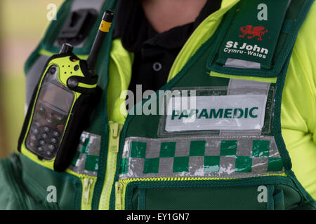 Eine Nahaufnahme von einem walisischen Sanitäter / Krankenwagen Arbeiter. Der walisische Rettungsdienst stehen unter Druck, Reaktionszeiten zu verbessern. Stockfoto