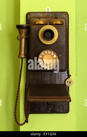 alte klassische Holz Telefon grüne Wand hängen Stockfoto