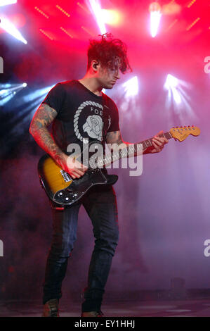 Raleigh, North Carolina, USA. 18. Juli 2015. JOE TROHMAN der Rock-band FALL OUT BOY erklingt in Walnut Creek Amphitheater. (Kredit-Bild: © Tina Fultz über ZUMA Draht) Stockfoto