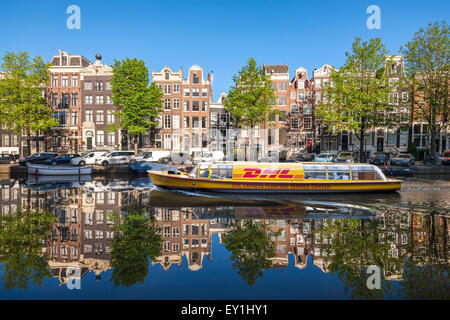 Amsterdam Singel Gracht mit DHL Lieferung Kanalboot im frühen Morgen im Sommer. Stockfoto