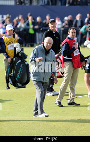 Der alte Kurs, St Andrews, Fife, Schottland. 15. Juli 2015. Arnold Palmer von den Vereinigten Staaten geht während einer Proberunde der 144. British Open Championship auf dem Old Course, St Andrews, Fife, Schottland. © Aktion Plus Sport/Alamy Live-Nachrichten Stockfoto