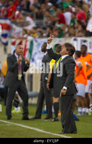 Erfüllt Leben Stadium, East Rutherford, NJ, USA. 19. Juli 2015. Mexiko-Kopf, wie, die Trainer Miguel Herrera während der CONCACAF Gold Cup-Viertelfinale reagiert, match zwischen Mexiko und Costa Rica an Met Life Stadium, East Rutherford, NJ. Obligatorische Credit: Kostas Lymperopoulos/CSM/Alamy Live-Nachrichten Stockfoto