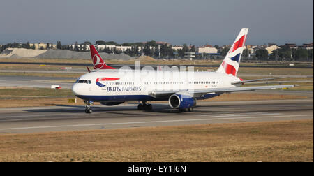 ISTANBUL, Türkei - 9. Juli 2015: British Airways Boeing 767-336/ER (CN 29232/708) startet vom Flughafen Istanbul-Atatürk. BA ich Stockfoto
