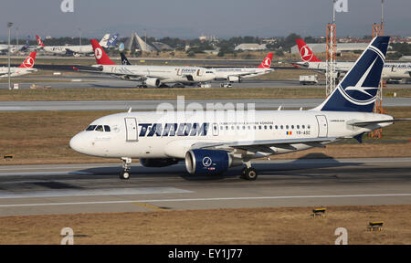 ISTANBUL, Türkei - 9. Juli 2015: Tarom Airlines Airbus A318-111 (CN 3220) startet vom Flughafen Istanbul-Atatürk. TAROM ist die Stockfoto