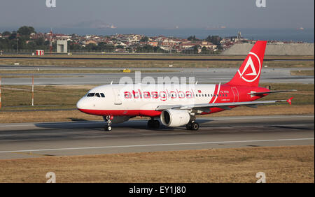 ISTANBUL, Türkei - 9. Juli 2015: AtlasGlobal Airline Airbus A319-112 (CN 1124) startet vom Flughafen Istanbul-Atatürk. AtlasGl Stockfoto