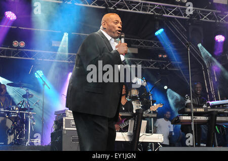 Alexander O' Neal führt am ersten Tag der Brentwood Festival, Brentwood, Essex, England 17. Juli 2015 Credit: Ben Rektor/Alamy Stockfoto