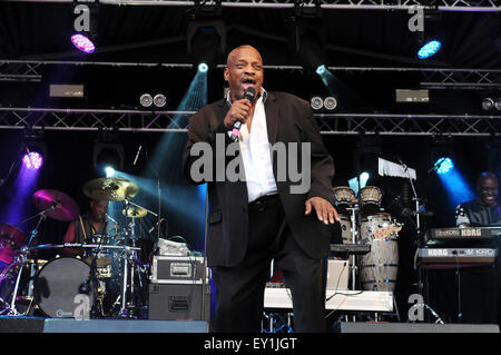 Alexander O' Neal führt am ersten Tag der Brentwood Festival, Brentwood, Essex, England 17. Juli 2015 Credit: Ben Rektor/Alamy Stockfoto