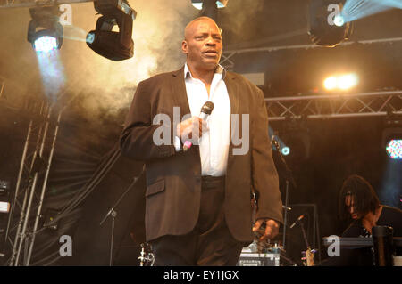 Alexander O' Neal führt am ersten Tag der Brentwood Festival, Brentwood, Essex, England 17. Juli 2015 Credit: Ben Rektor/Alamy Stockfoto