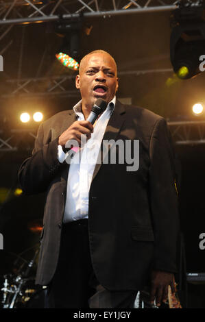 Alexander O' Neal führt am ersten Tag der Brentwood Festival, Brentwood, Essex, England 17. Juli 2015 Credit: Ben Rektor/Alamy Stockfoto