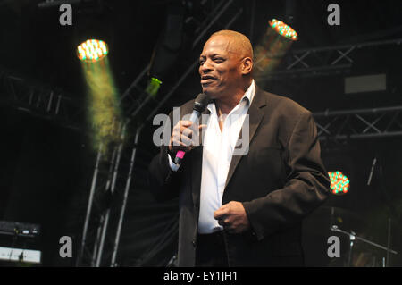 Alexander O' Neal führt am ersten Tag der Brentwood Festival, Brentwood, Essex, England 17. Juli 2015 Credit: Ben Rektor/Alamy Stockfoto