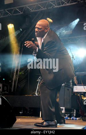 Alexander O' Neal führt am ersten Tag der Brentwood Festival, Brentwood, Essex, England 17. Juli 2015 Credit: Ben Rektor/Alamy Stockfoto