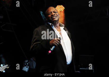 Alexander O' Neal führt am ersten Tag der Brentwood Festival, Brentwood, Essex, England 17. Juli 2015 Credit: Ben Rektor/Alamy Stockfoto