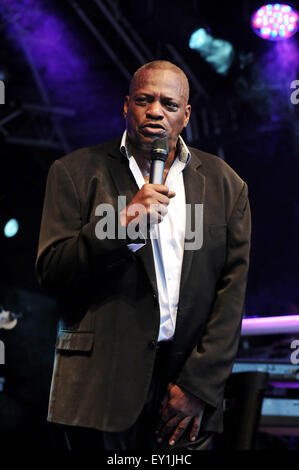 Alexander O' Neal führt am ersten Tag der Brentwood Festival, Brentwood, Essex, England 17. Juli 2015 Credit: Ben Rektor/Alamy Stockfoto