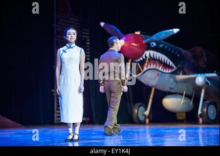Yuxi, chinesischen Provinz Yunnan. 19. Juli 2015. Schauspieler führen während einer ursprünglichen Musikdrama 'A tausend Federn"in Yuxi Stadt, Südwest-China Yunnan Provinz, 19. Juli 2015. Das Drama erzählt die Liebesgeschichte von Kriegsberichterstatter, Anna Chan Chennault (Chen Xiangmei) und berühmten Flying Tigers Kommandant Lieutenant General Claire Lee Chennault. © Shuai Liu/Xinhua/Alamy Live-Nachrichten Stockfoto