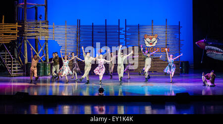 Yuxi, chinesischen Provinz Yunnan. 19. Juli 2015. Schauspieler führen während einer ursprünglichen Musikdrama 'A tausend Federn"in Yuxi Stadt, Südwest-China Yunnan Provinz, 19. Juli 2015. Das Drama erzählt die Liebesgeschichte von Kriegsberichterstatter, Anna Chan Chennault (Chen Xiangmei) und berühmten Flying Tigers Kommandant Lieutenant General Claire Lee Chennault. © Shuai Liu/Xinhua/Alamy Live-Nachrichten Stockfoto