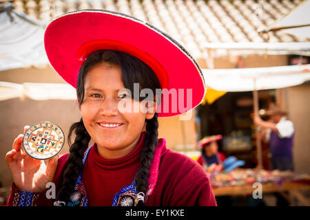 RAQCHI PERU-Januar 15: Quechua-Frau verkauft Kunsthandwerk auf einem Markt in Raqchi, Peru am 15. Januar 2013. Raqchi Ruinen ist ein popul Stockfoto