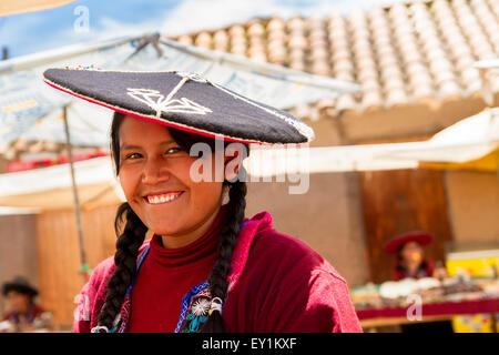 RAQCHI PERU-Januar 15: Quechua-Frau verkauft Kunsthandwerk auf einem Markt in Raqchi, Peru am 15. Januar 2013. Raqchi Ruinen ist ein popul Stockfoto